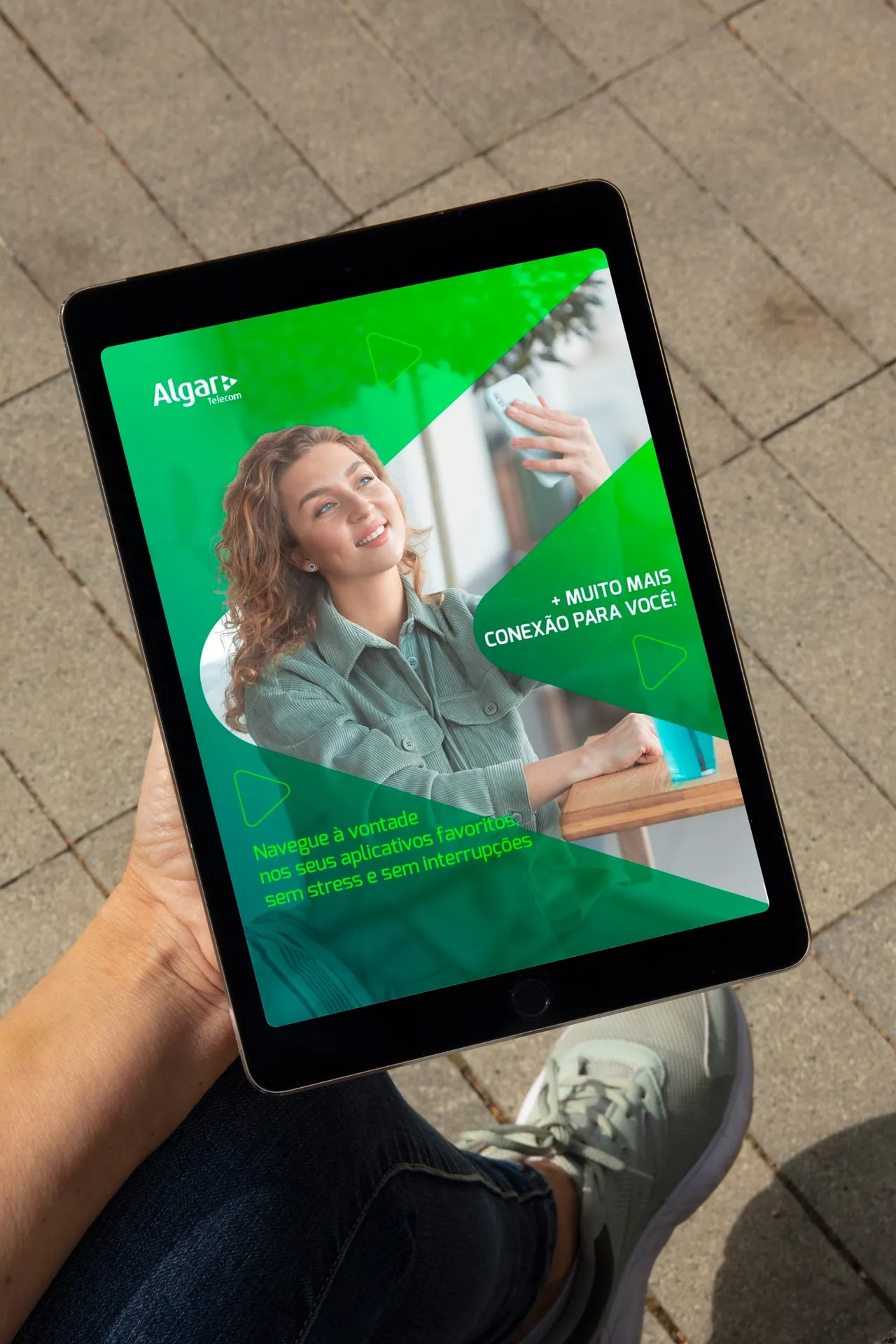 Mockup em tablet com arte da Algar Telecom: navegue à vontade nos seus aplicativos favoritos