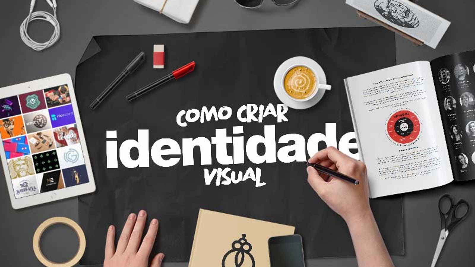 Manual de marca aberto mostrando aplicações de identidade visual em papelaria
