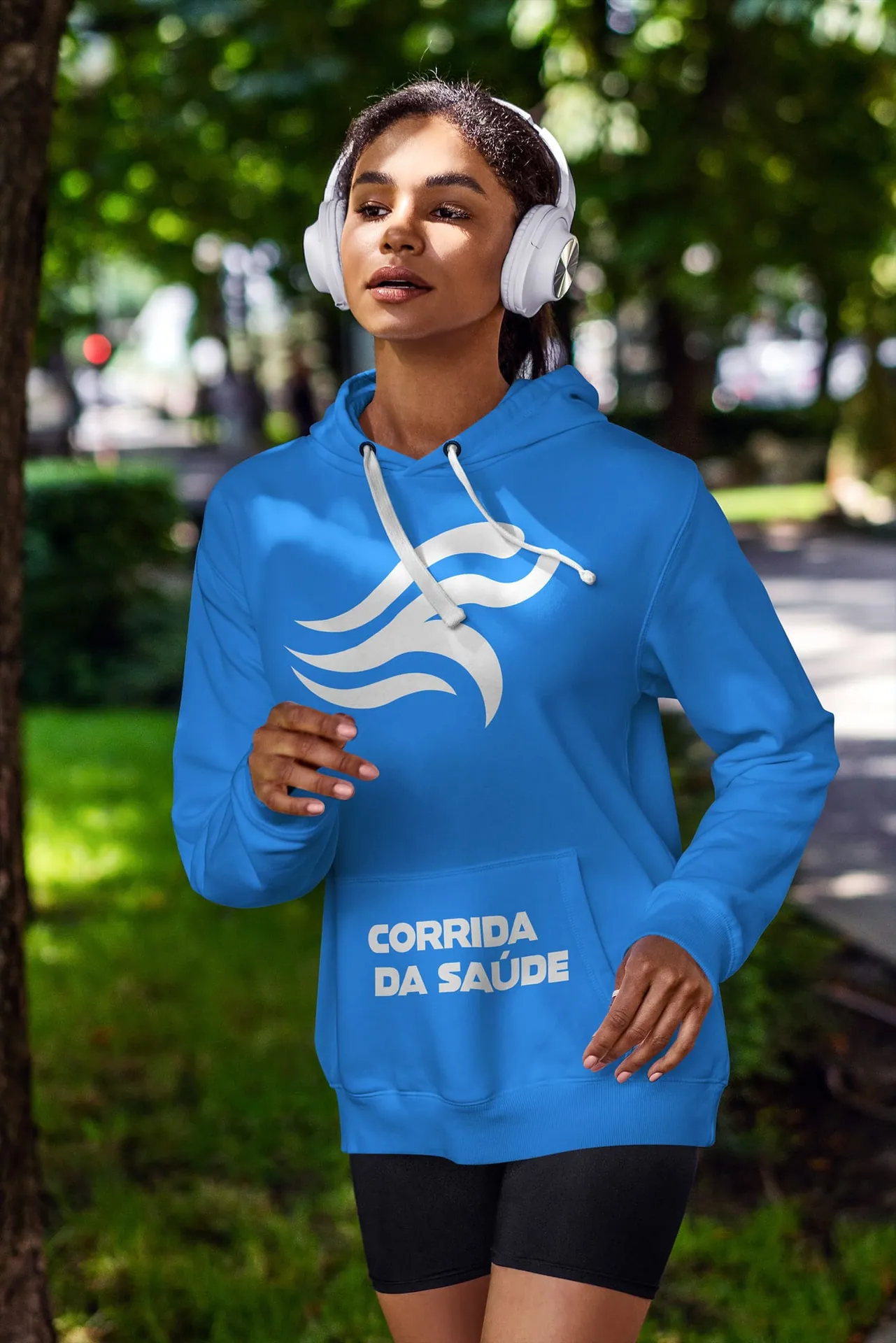 Moletom azul com o símbolo da Corrida da Saúde em branco, usado em parque