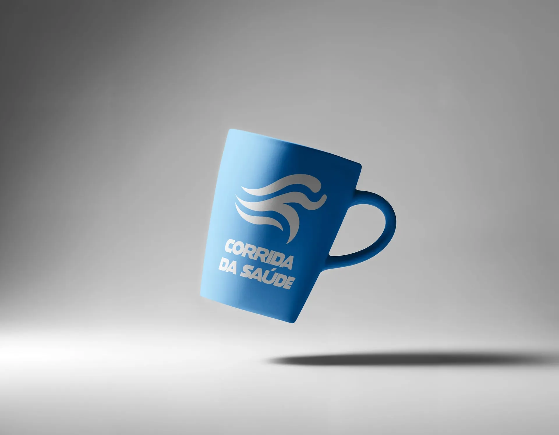 Caneca azul com o símbolo e o logotipo da Corrida da Saúde