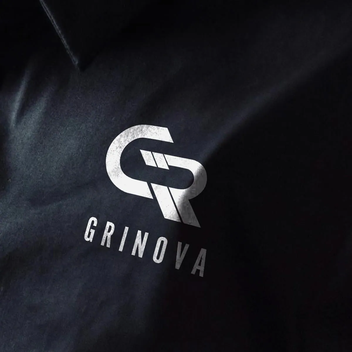 Camiseta preta com o logotipo da Grinova