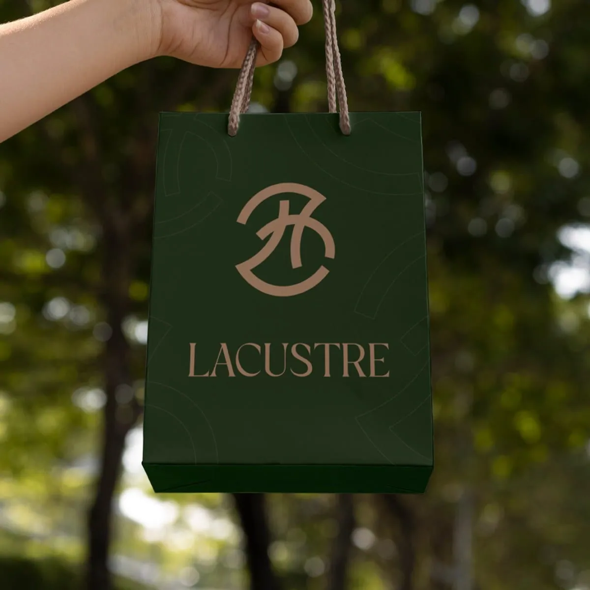 Sacola de papel com o logotipo da Lacustre