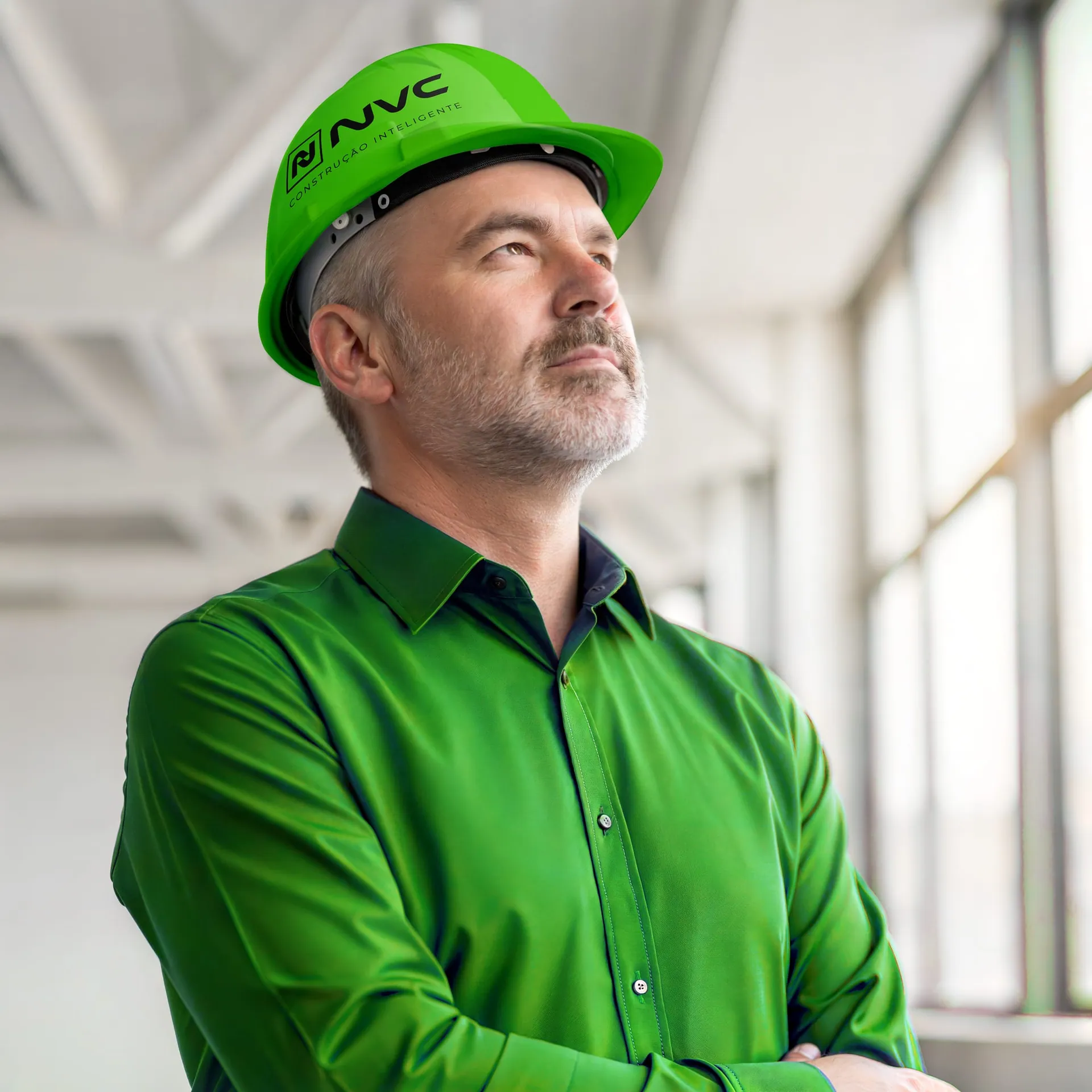 Profissional usando capacete e camisa verde com a marca NVC Tech