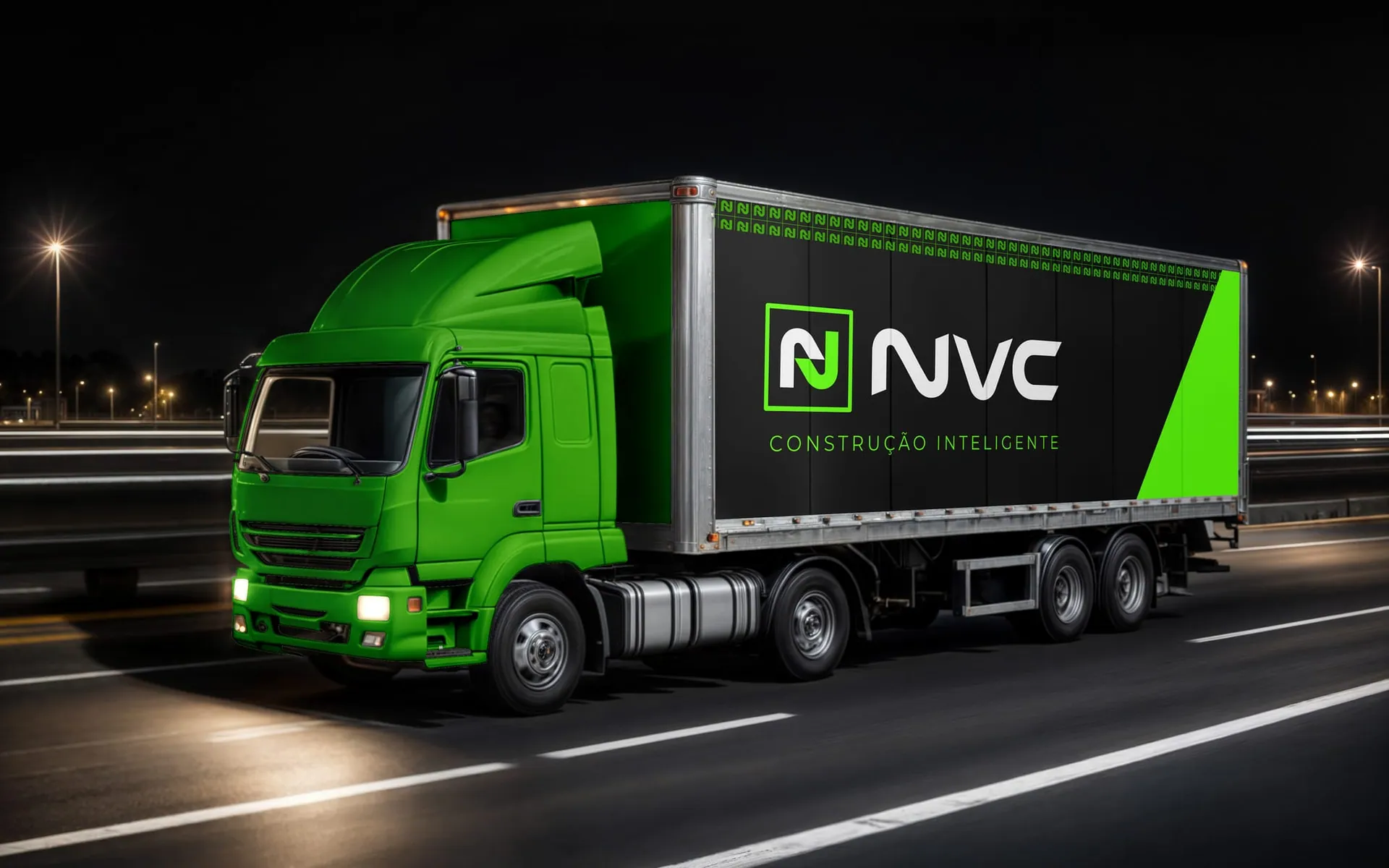 Caminhão da frota NVC Tech com o logotipo e a padronagem do monograma, em rodovia à noite