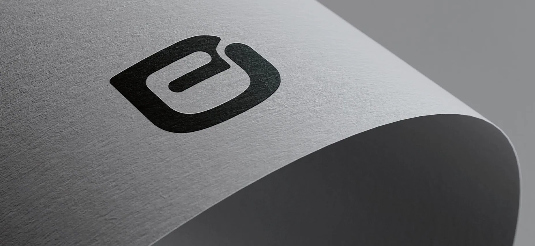 Prancheta 1 logo mockup on white paper fold