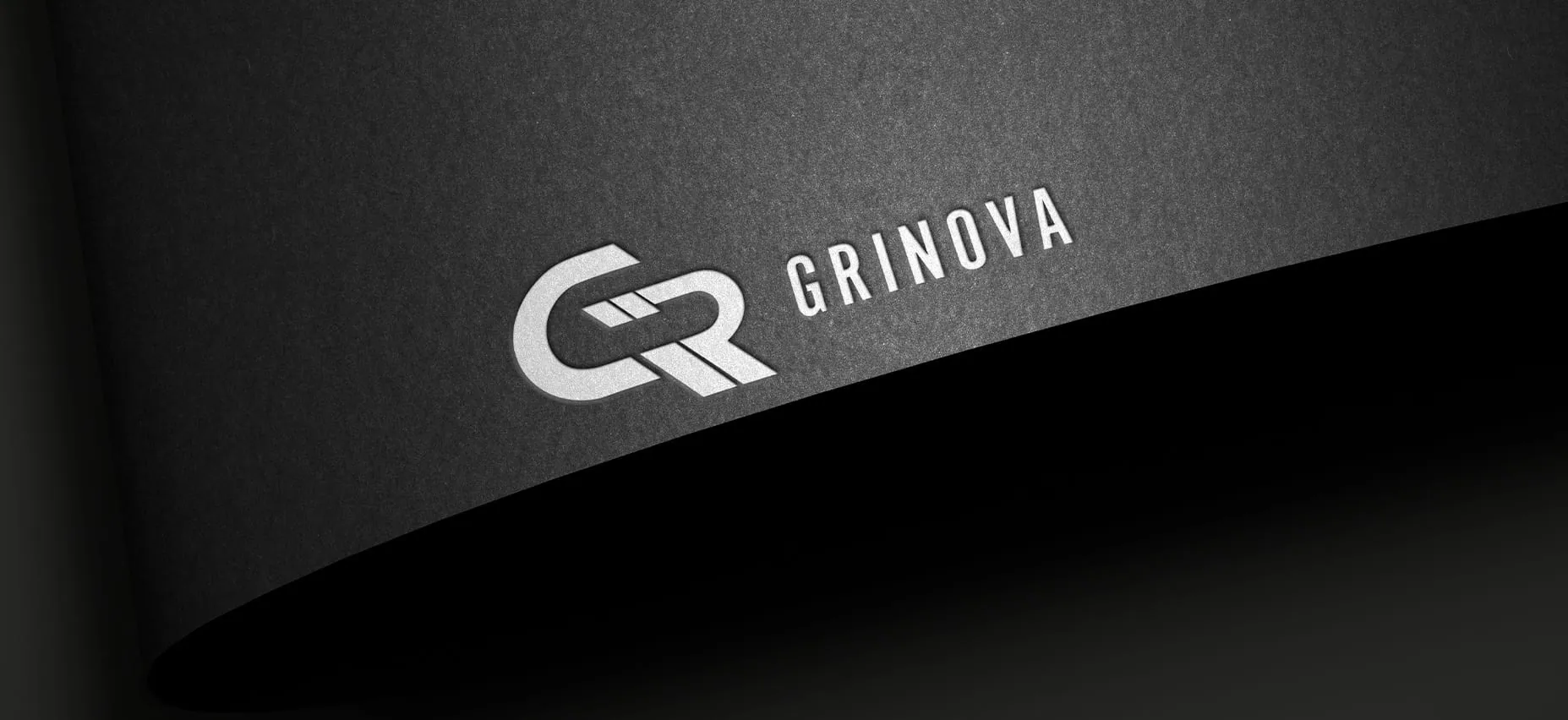 Prancheta 7 Grinova logo mockup on dark paper