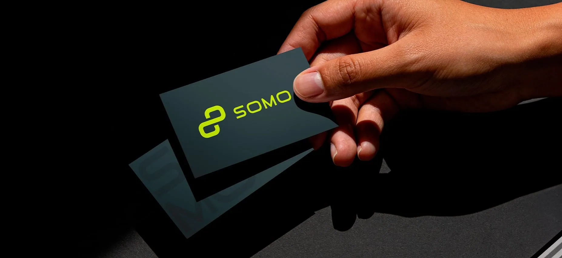 Prancheta 6 SOMO business card mockup held in hand