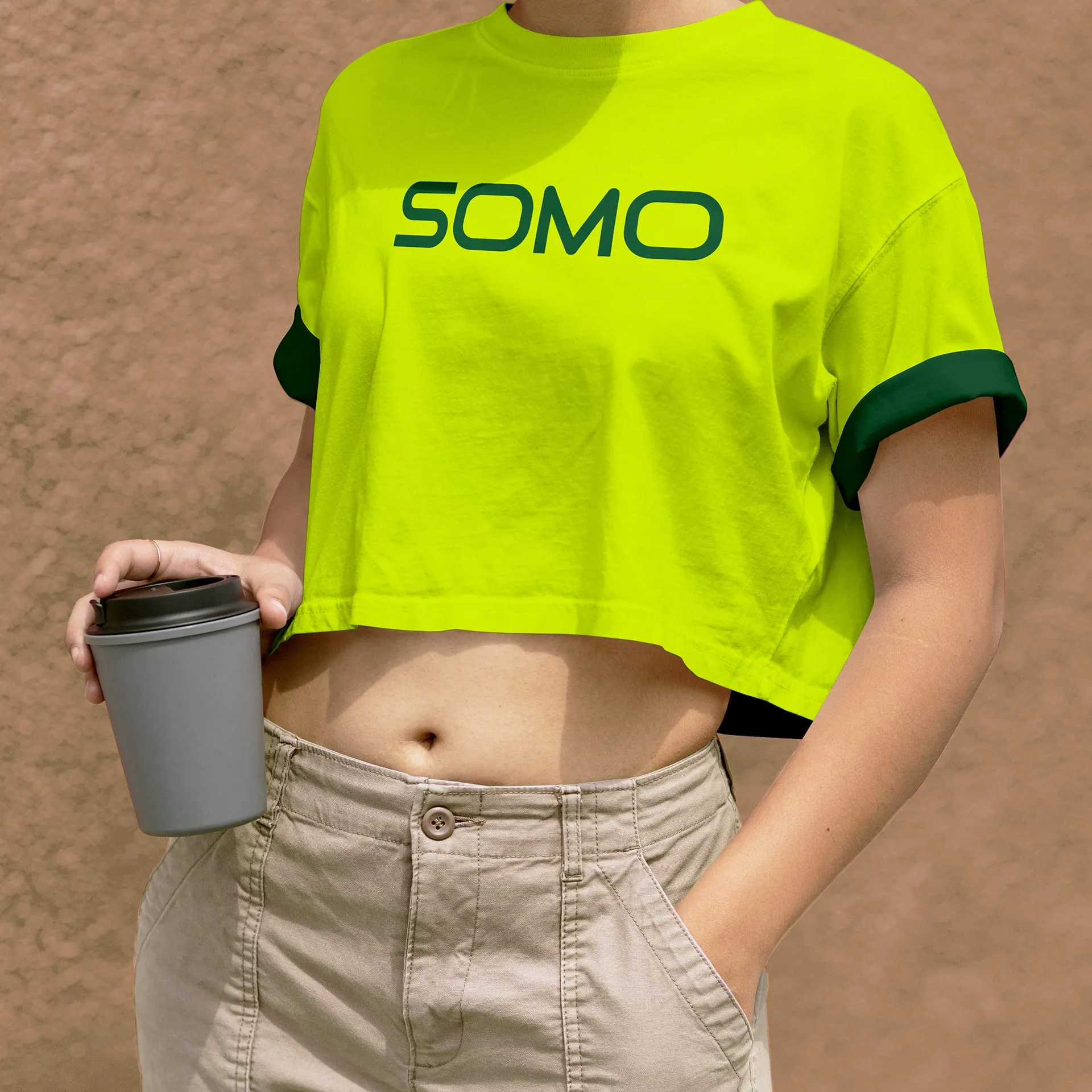 Camiseta amarelo-neon com o logotipo Somo