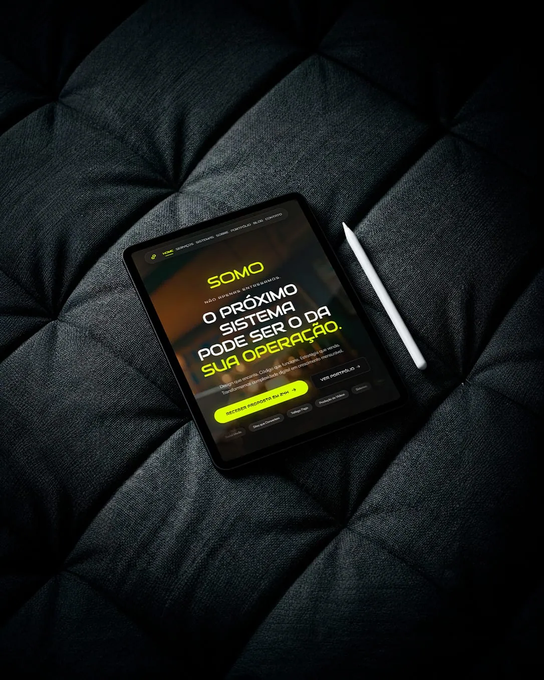 Mockup do site da Somo exibido em um tablet