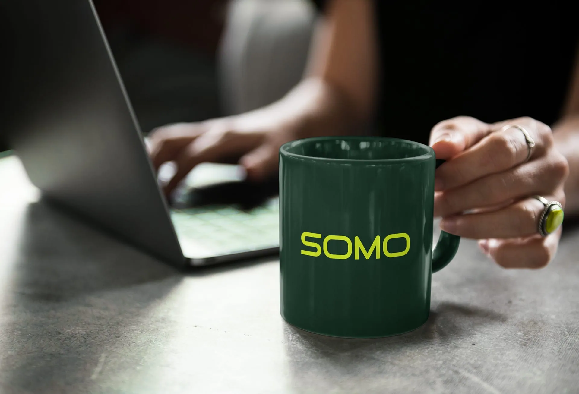 Caneca verde-escura com o logotipo Somo